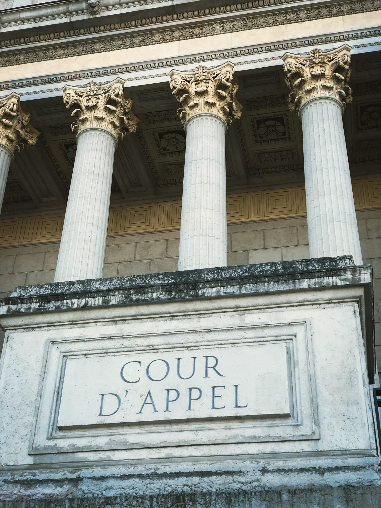 Colonnes corinthiennes au-dessus de l'inscription Cour d'appel