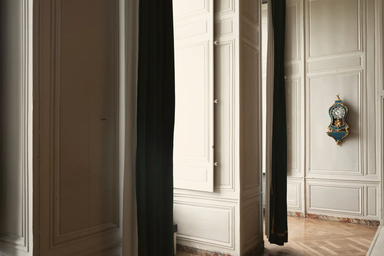 Boiseries et moulures d'un intérieur classique, rideaux verts